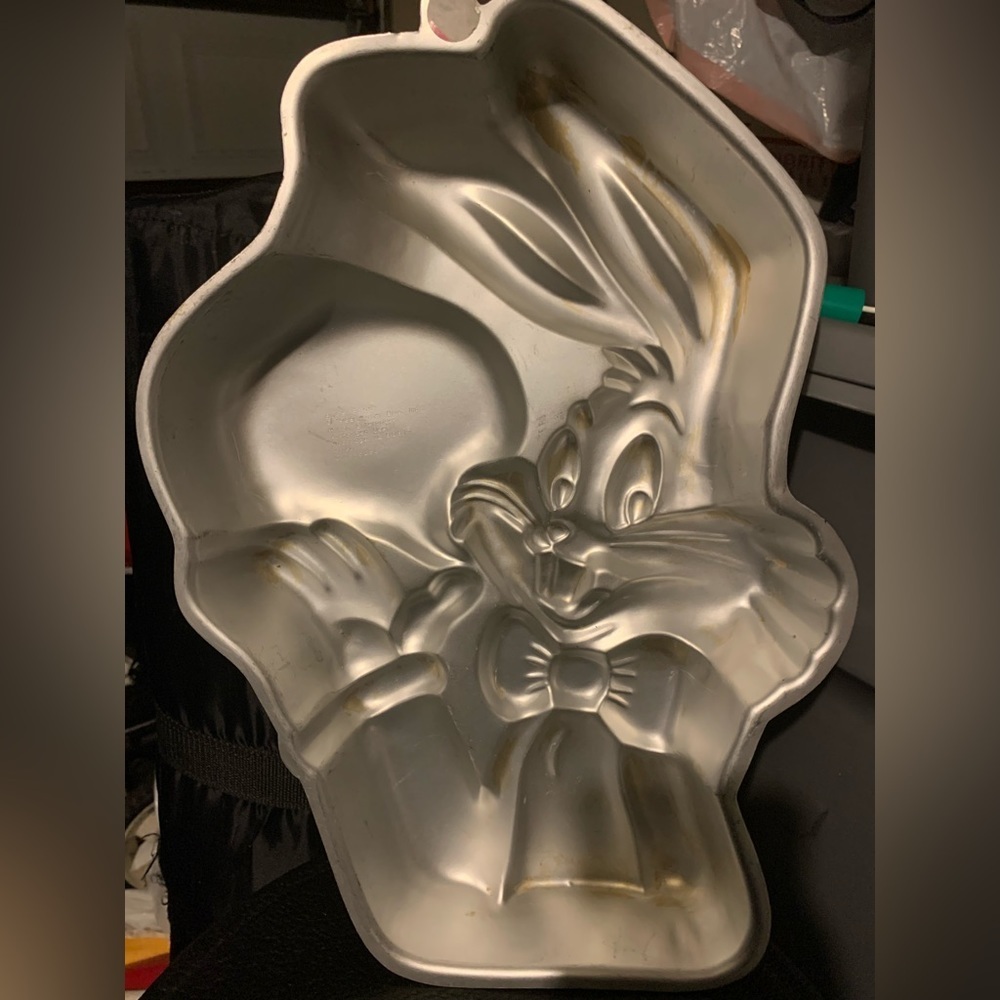 Vintage Wilton Bugs Bunny CAKE PAN.  Good used condition. - Picture 2 of 2